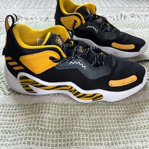 Adidas bel-air basketball shoes size 10.5 Yellow and black.